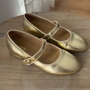 Barely worn. Girls Size 1. Gold Dress shoes. J crew.